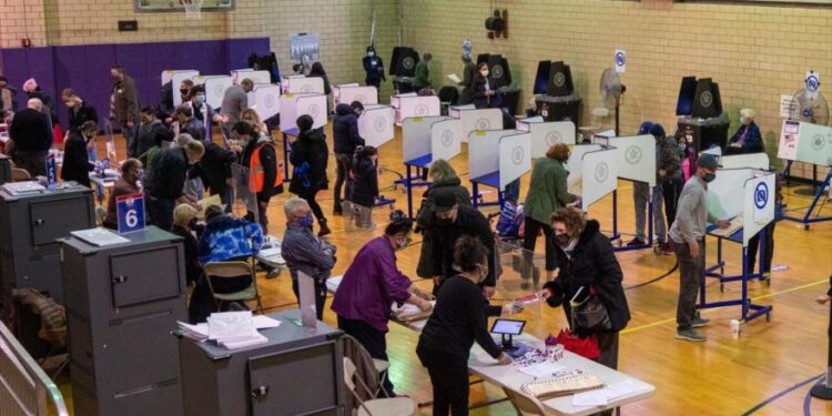 صحيفة: ترامب وظف خمسون ألف مراقب لتزوير الانتخابات