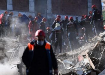 ارتفاع حصيلة ضحايا زلزال غرب تركيا إلى 83 ضحية