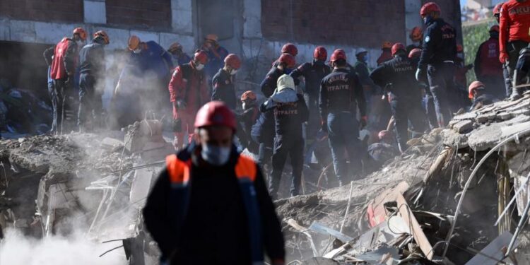 ارتفاع حصيلة ضحايا زلزال غرب تركيا إلى 83 ضحية