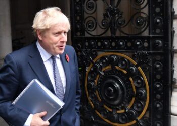 جونسون يبدأ حجراً صحياً بعد اجتماعه بشخص مصاب بالوباء