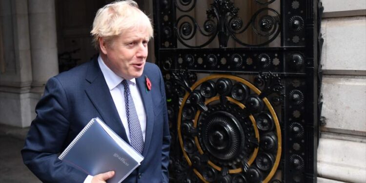 جونسون يبدأ حجراً صحياً بعد اجتماعه بشخص مصاب بالوباء