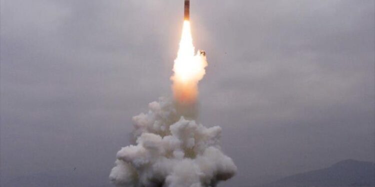 بيونغ يانغ تبني غواصات قادرة على إطلاق صواريخ باليستية