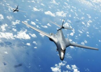 مقاتلتان أمريكيتان تحلقان فوق منطقة مناورات صينية