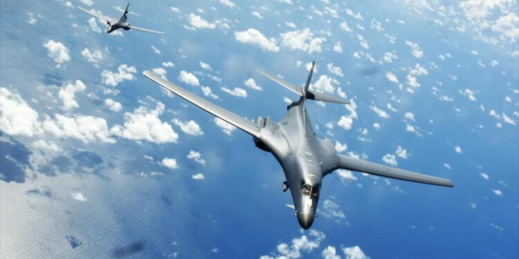 مقاتلتان أمريكيتان تحلقان فوق منطقة مناورات صينية