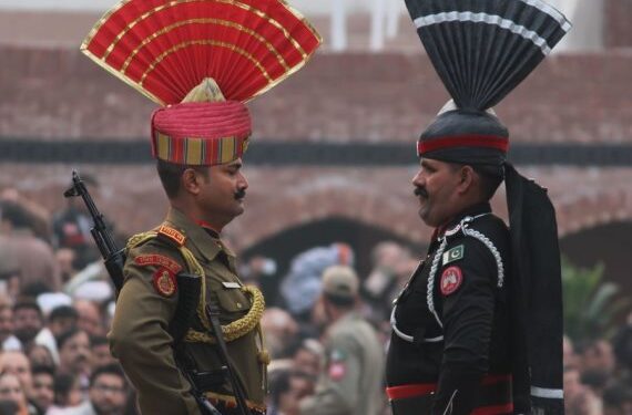 تبادل لإطلاق النار يخلف عشرات القتلى على حدود الجارتين النوويتين
