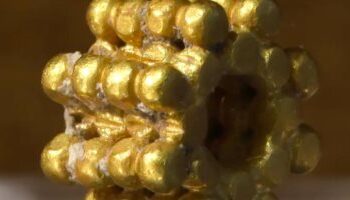 طفل يعثر على تحفة أثرية غريبة عمرها 3000 عام