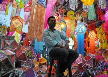 الهنود يشترون الفوانيس للاحتفال بعيد الأنوار