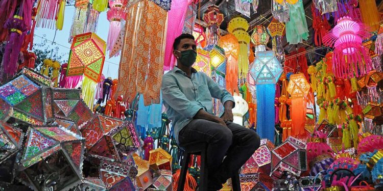 الهنود يشترون الفوانيس للاحتفال بعيد الأنوار