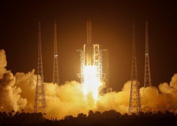 الصين تطلق مسبار فضائي إلى القمر