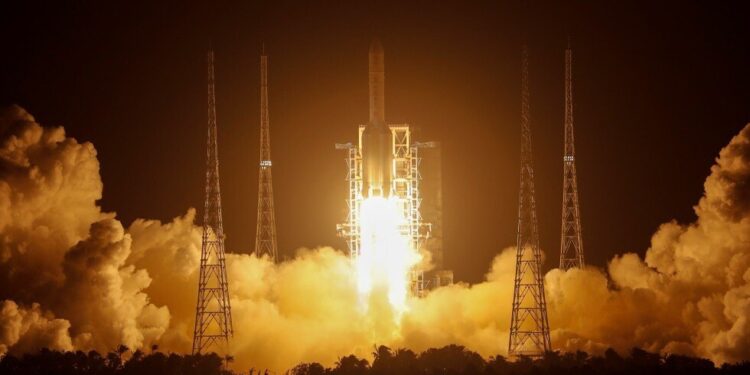 الصين تطلق مسبار فضائي إلى القمر