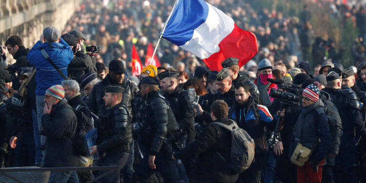 احتجاجات في فرنسا بسبب قانون يمنع تصوير رجال الشرطة