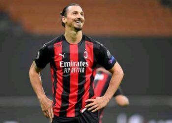 مهاجم فريق ميلان الإيطالي يفوز بالكرة الذهبية