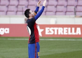 ميسي يودع مارادونا على طريقته في الملعب