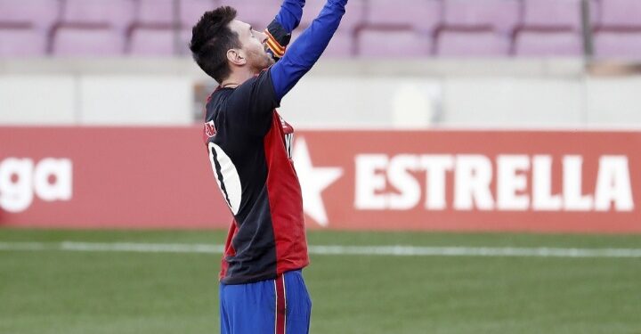 ميسي يودع مارادونا على طريقته في الملعب