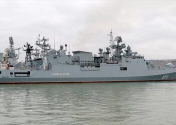 الفرقاطة الروسية الأدميرال إيسن تجري مناورات المتوسط