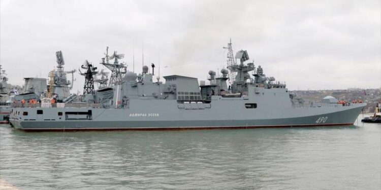 الفرقاطة الروسية الأدميرال إيسن تجري مناورات المتوسط