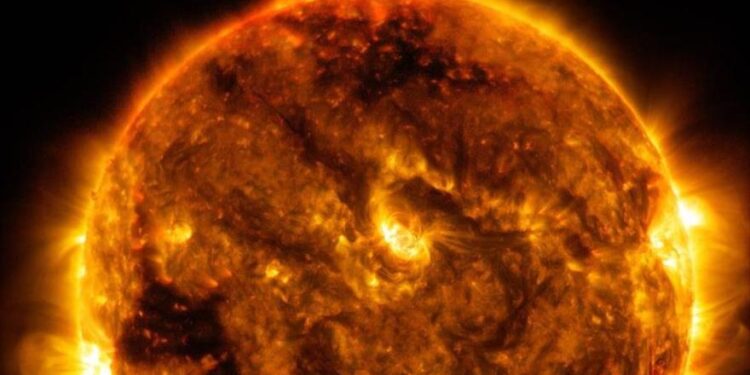 لماذا تغلي الشمس بالحمم البراكينة ؟؟ العلم يجيب !