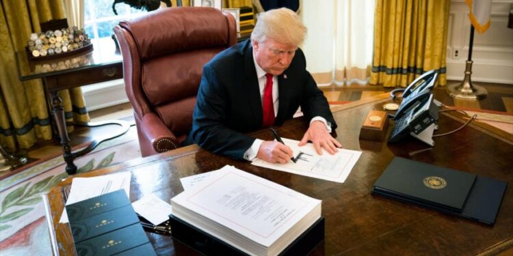 تحقيق في رشوة دفعت ترامب لإصدار عفو رئاسي