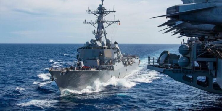 الولايات المتحدة تتحدى الصين بإرسال سفينة حربية إلى مضيق تايوان