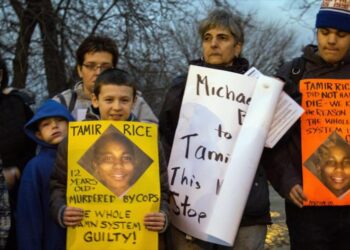 العدل الأمريكية ترفض محاكمة ضباط شرطة قتلوا صبياً عمره 12 عام
