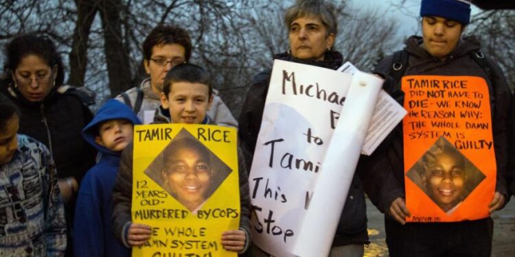 العدل الأمريكية ترفض محاكمة ضباط شرطة قتلوا صبياً عمره 12 عام