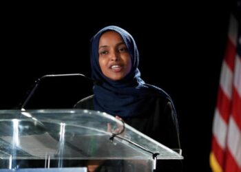 برلمانية أمريكية مسلمة تطالب بمحاكمة ترامب