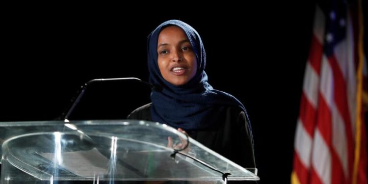 برلمانية أمريكية مسلمة تطالب بمحاكمة ترامب