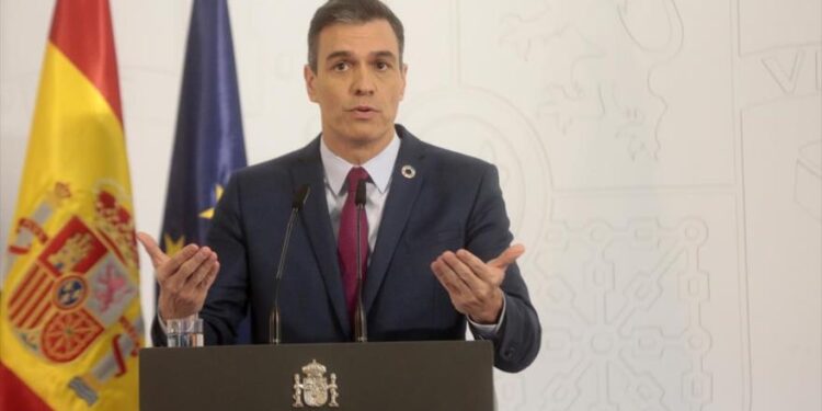 سانشيز يعلن عن إجراءات لتجديد شفافية الملكية