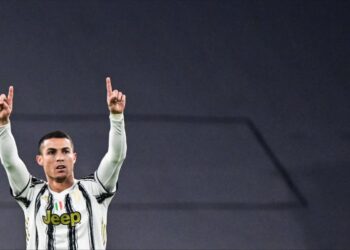 كريستيانو رونالدو يفوز بجائزة القدم الذهبية