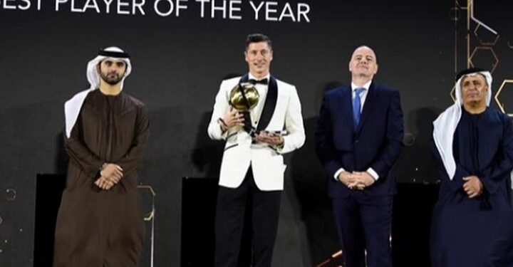 ليفاندوفسكي يتفوق على رونالدو وميسي ويحصد جائزة أفضل لاعب في العالم