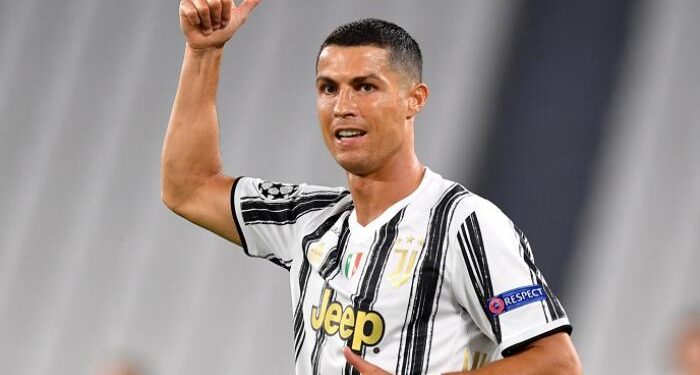 رونالدو يحتفل على طريقته الخاصة بآخر إنجازاته في 2020