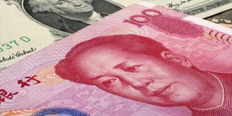 الأزمة الأمريكية تمنح اليوان فرصة للانتصار أمام الدولار