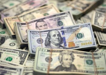 العالم لا يريد الدولار.. خبير اقتصادي يتوقع حدوث إنهيار كبير