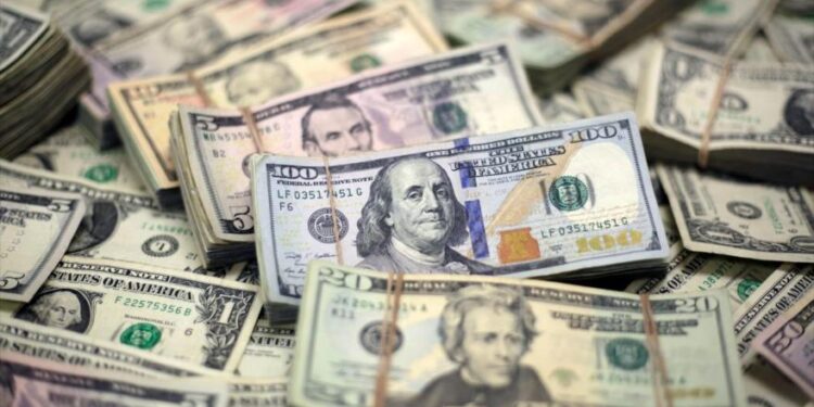 العالم لا يريد الدولار.. خبير اقتصادي يتوقع حدوث إنهيار كبير