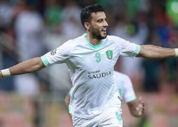 عمر السومة يثير الجدل حول مستقبله مع الأهلي السعودي