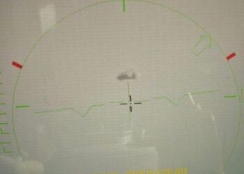 مروحية روسية تلتقي بأباتشي أمريكية في سماء سوريا