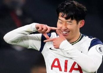 سون يحصد لقب أفضل لاعب كرة قدم للمرة الخامسة في كوريا