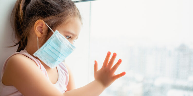 أعراض فيروس كورونا المتحور لدى الأطفال