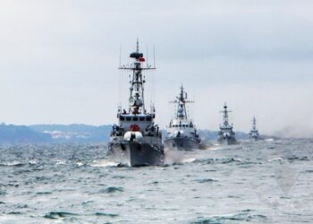 الصين تطرد مدمرة أمريكية من بحرها الجنوبي