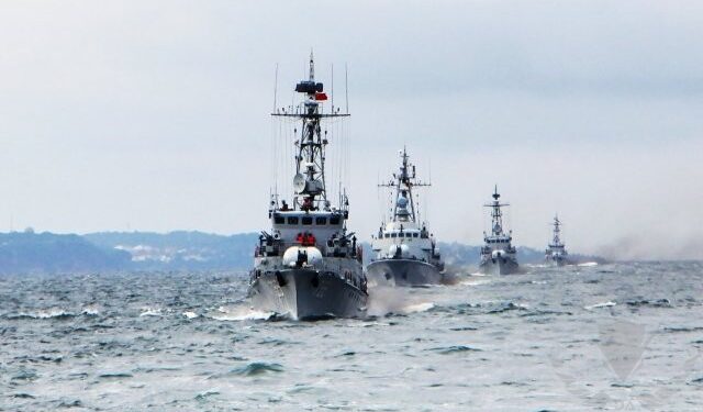 الصين تطرد مدمرة أمريكية من بحرها الجنوبي