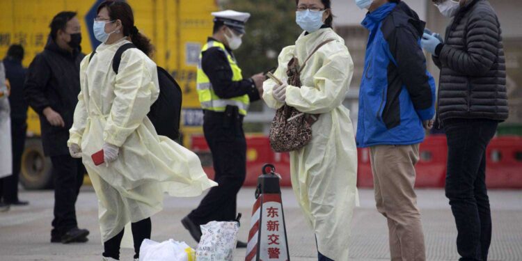 بكين ترفض الإتهامات الموجهة لها بإخفاء عدد ضحايا كورونا الأوائل