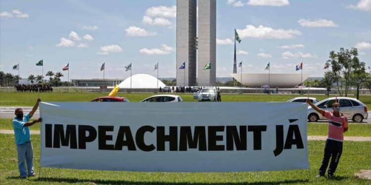 مجلس النواب البرازيلي يطالب بإقالة بولسونارو