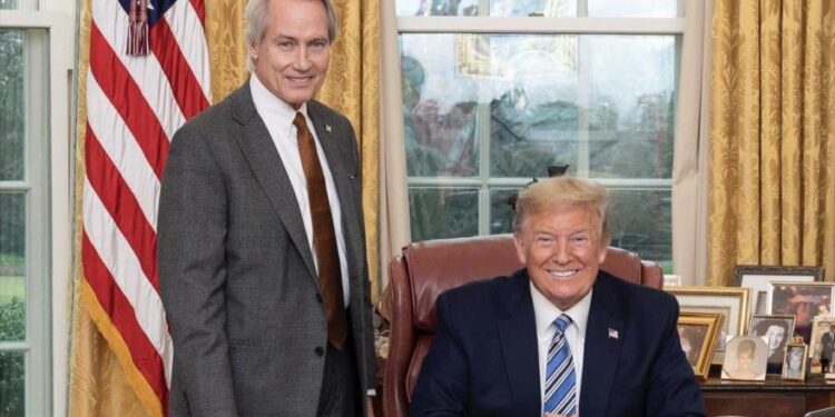 محامي ترامب: يجب إطلاق النار على بنس بتهمة الخيانة