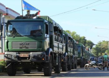 الدبابات تنتظر المهاجرين على حدود الإكوادور و البيرو