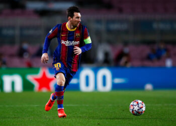 ميسي يسجل ثنائية و يتصدر قائمة هدافي الليغا