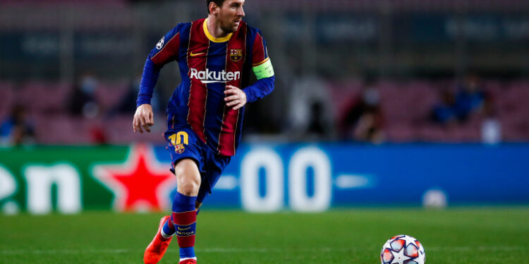 ميسي يسجل ثنائية و يتصدر قائمة هدافي الليغا