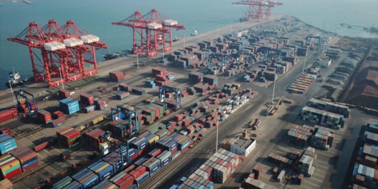 الصين تتفوق على الولايات المتحدة كوجهة رئيسية للاستثمار الأجنبي