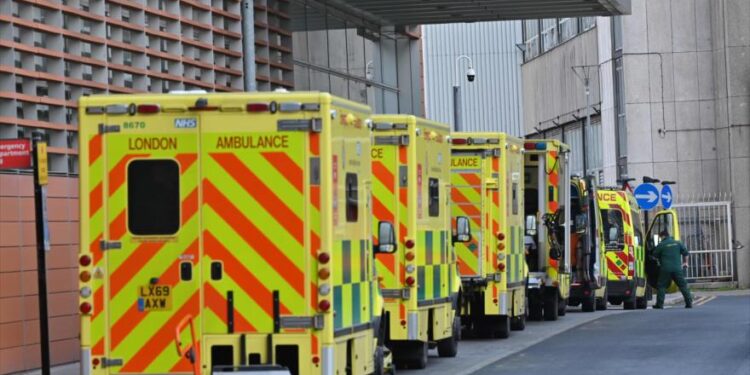النظام الصحي البريطاني مهدد بالإنهيار خلال 3 أسابيع