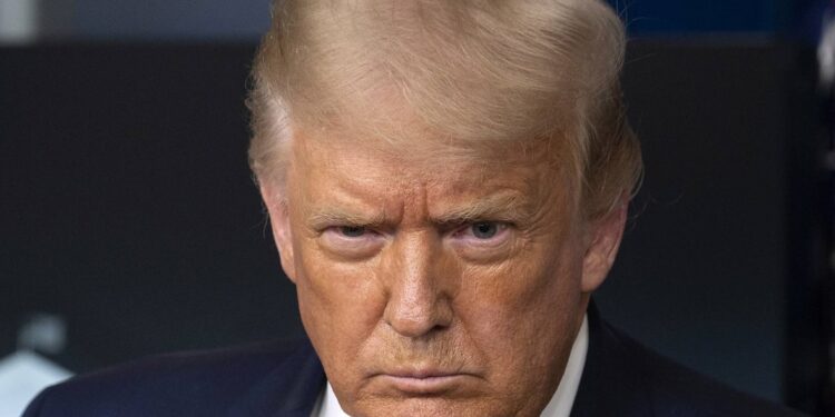 الديمقراطيون في الكونغرس يحضرون قراراً لعزل ترامب