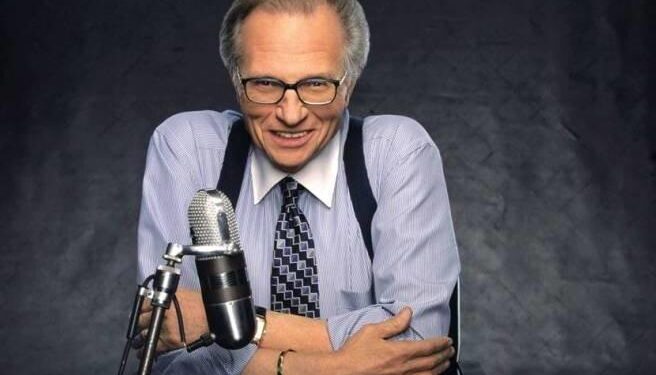 وفاة الصحفي الأمريكي الشهير لاري كينج عن 87 عاماً